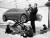 일론 머스크가 모형 자동차 앞에서 아이들과 함께한 모습. [사진 21세기북스]