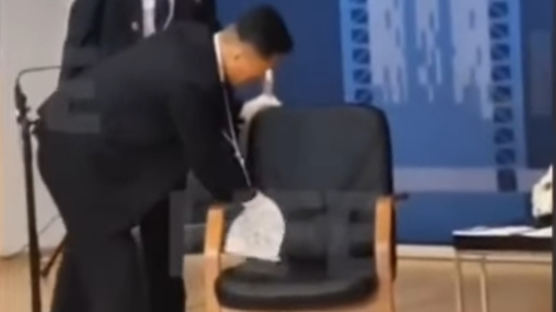 [사진] 김정은 의자 닦는 경호원