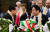  윤석열 대통령과 기시다 후미오 일본 총리가 지난 10일(현지시간) 인도 뉴델리 간디 추모공원에서 주요 20개국(G20) 정상들과 함께 헌화하며 대화를 나누고 있다. [공동취재] 연합뉴스