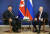 김정은 북한 국무위원장(왼쪽)과 블라디미르 푸틴 러시아 대통령이 지난 13일(현지시간) 러시아 아무르주 보스토치니 우주기지에서 회담을 열고 마주앉아 웃고 있다. 연합뉴스