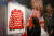 영국 다이애나비가 입었던 '검은 양' 스웨터가 미국 뉴욕 소더비 경매에서 114만달러에 낙찰됐다. AFP=연합뉴스 