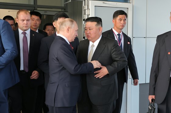 Trilateral talks open on Korea