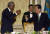 김대중 전 대통령이 2001년 3월 12일 저녁 방한한 넬슨 만델라 전 남아프리카공화국 대통령 환영 만찬에서 건배를 하고있다. 중앙포토