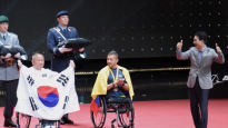 가족의 힘으로 따낸 메달…패럴림픽 다관왕들, 인빅터스 평정했다