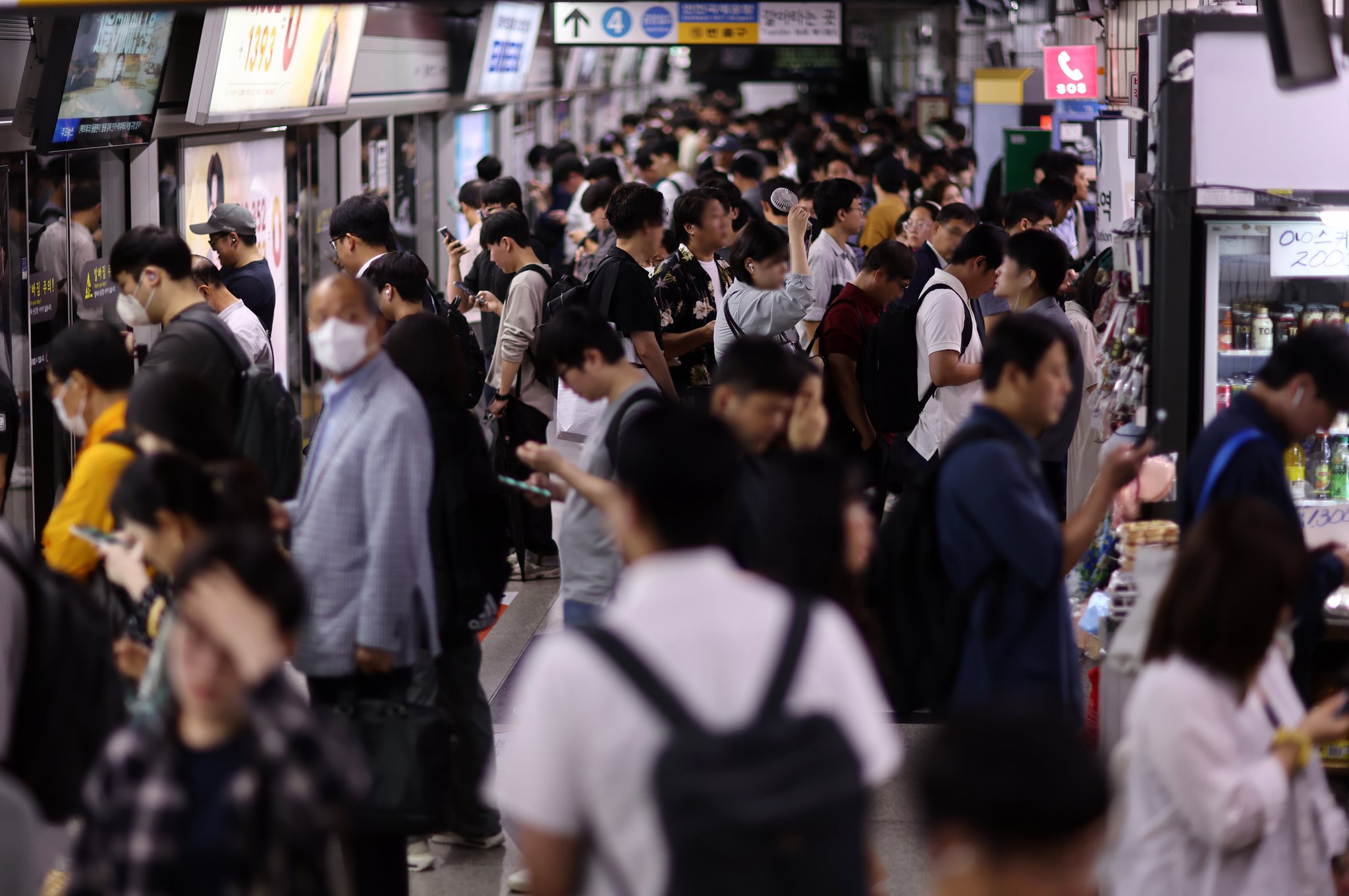 15일 오전 서울역 1호선 승강장이 출근길 시민들로 붐비고 있다. 연합뉴스