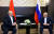 알렉산드르 루카셴코(왼쪽) 벨라루스 대통령과 블라디미르 푸틴 러시아 대통령이 15일(현지시간) 러시아 소치에서 회담하고 있다. 로이터=연합뉴스