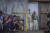 셀럽들의 카메라 세례를 받는 랄프 로렌. 지난 8일 미국 뉴욕 패션 위크에서 대미를 장식하는 모습이다. AP=연합뉴스
