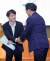 지난 6월 이학재 인국공 신임사장(오른쪽)이 취임식에서 장기호 노조위원장과 악수하고 있다. 연합뉴스