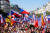 16일(현지시간) 체코 바츨라프 광장에 약 1만명의 시민이 모인 가운데, 국기를 흔들며 현 정권 퇴진을 요구하는 반정부 시위를 벌이고 있다. 로이터=연합뉴스