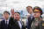 16일(현지시간) 김정은 북한 국무위원장(왼쪽 두번째)이 세르게이 쇼이구 러시아 국방장관(오른쪽)과 블라디보스토크 인근 크네비치 비행장을 방문해 러시아 전투기 등을 둘러보고 있다. AFP=연합뉴스