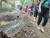 8월 19일 서울 강남구 대모산에서 맨발걷기운동걷부가 주최한 맨발 걷기 프로그램에 참여한 사람들이 흙길을 걷고 있다. 김영주 기자