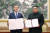 2018년 9월 19일 문재인 당시 대통령과 김정은 국무위원장이 평양 백화원 영빈관에서 평양공동선언문에 서명한 뒤, 합의서를 들어 보이고 기념촬영을 하는 모습. 연합뉴스