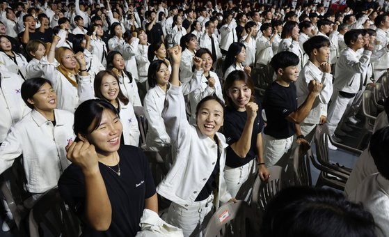 12일 서울 송파구 올림픽공원 올림픽홀에서 열린 항저우 아시안게임 선수단 결단식에서 선수들이 파이팅을 외치며 기념 촬영을 하고 있다.연합뉴스