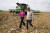 미국 공화당 대선 경선 후보인 니키 헤일리 전 유엔주재 미국대사(왼쪽)가 지난 15일 아이오와주 그랜드 마운드의 한 농장을 둘러보고 있다. AP=연합뉴스