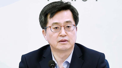 '마사지'한 통계로…"기분좋은 소식" 소주성 홍보한 文정부