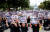 전국 교사들이 16일 오후 서울 여의도 국회의사당 앞에서 열린 '9.16 공교육 회복을 위한 국회 입법 촉구 집회'에서 국회를 향해 교권 회복을 촉구하는 구호를 외치고 있다. 뉴스1