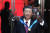 시진핑 중국 국가주석이 지난 8월 22일(현지시간) 남아공 프리토리아에서 시릴 라마포사 남아공 대통령에게서 '남아공 훈장' 메달을 받고 있다. 하지만 시 주석의 안색은 매우 어두워 보인다. [AFP=연합뉴스]