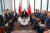 레제프 에르도안 튀르키예 대통령과 일론 머스크 테슬라 최고경영자, 참모진들이 지난 17일(현지시간) 미국 뉴욕의 튀르케비센터에서 기념 촬영을 하고 있다. AFP=연합뉴스