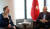 지난 17일(현지시간) 미국 뉴욕에서 일론 머스크 테슬라 최고경영자(왼쪽)와 레제프 타이이프 에르도안 튀르키예 대통령이 만나고 있다. AFP=연합뉴스
