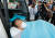 단식 투쟁 19일째인 이재명 더불어민주당 대표가 18일 오전 서울 가톨릭대학교 여의도 성모병원 응급실에서 녹색병원으로 이송되고 있다. 뉴스1