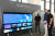 19일 서울 강서구 마곡 LG사이언스파크에서 열린 웹OS 파트너 서밋(Partner Summit) 2023에 참석한 웹OS 개발자와 콘텐츠 사업자 등 파트너사 관계자들이 세계 최초 무선 올레드 TV로 웹OS 콘텐츠를 체험하고 있다. 사진 LG전자