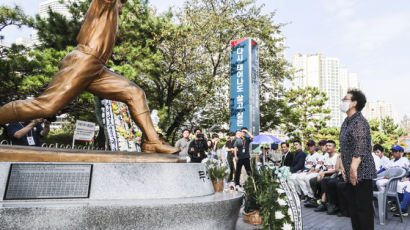 구덕구장 ‘무쇠팔 최동원’ 형상, 월요일마다 닦는 89세 노모