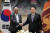 유엔총회 참석차 미국을 방문한 윤석열 대통령이 18일(현지시간) 뉴욕에서 열린 한·스리랑카 정상회담에서 라닐 위크레메싱게 스리랑카 대통령과 기념촬영을 하고 있다. 뉴스1