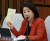 심상정 정의당 의원이 20일 서울 여의도 국회에서 열린 이균용 대법원장 후보자의 인사청문회에서 국사책을 들고 질의를 하고 있다. 뉴스1