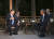 시진핑 중국 국가주석(왼쪽)과 버락 오바마 미 대통령이 2016년 9월 중국 항저우의 시후 국빈관에서 차를 마시며 이야기를 나누고 있다. 이때부터 미국에 대한 중국의 말투가 “이래라 저래라” 식으로 바뀐다고 한다. 사진 신화망