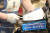 서울 마포구 망원월드컵시장에서 한 상인이 카드 결제를 하고 있는 모습. 연합뉴스