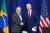 조 바이든 미국 대통령(오른쪽)이 20일(현지시간) 제78차 유엔총회가 열린 미국 뉴욕에서 루이스 이나시우 룰라 다시우바 브라질 대통령과 정상회담을 하기에 앞서 악수하고 있다. 로이터=연합뉴스