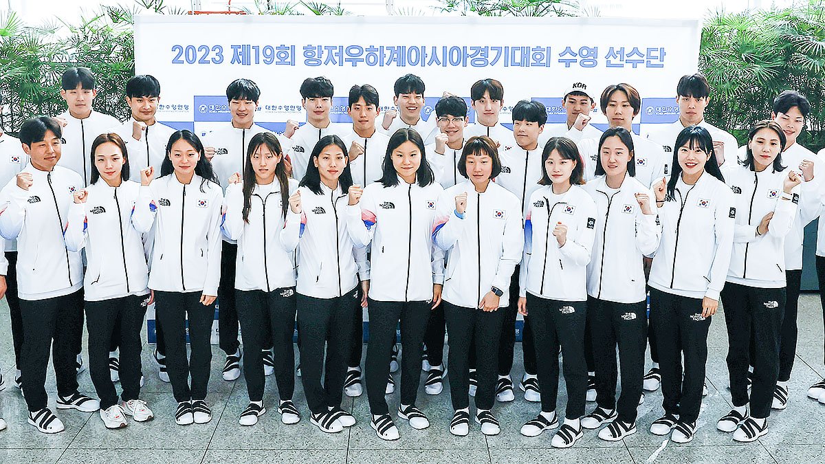 출국 전 단체사진 촬영하는 한국 수영 국가대표 선수단. 뉴시스