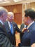 윤석열 대통령과 조 바이든 미국 대통령이 지난 9일(현지시간) 인도 뉴델리 바라트 만다팜 국제컨벤션센터에서 열린 주요 20개국(G20) 정상회의 대기실에서 조우하고 있다. 사진 대통령실