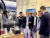 지난 6월 28일 독일 뮌헨에서 열린 ‘오토매티카 2023’을 참관한 박지원 두산그룹 부회장(왼쪽 둘째)이 한 전시부스에서 두산로보틱스 협동로봇을 활용한 솔루션을 살펴보고 있다. [중앙포토]