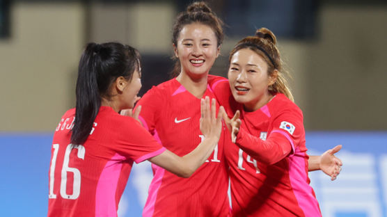 세 골 넣어도 배고팠다…AG 나선 여자축구, 미얀마에 완승