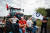 폴란드 동부 도로후스크에서 우크라이나의 곡물 유입에 반대하는 농부들이 국경 근처 도로를 차단하고 시위를 벌이고 있다. EPA=연합뉴스