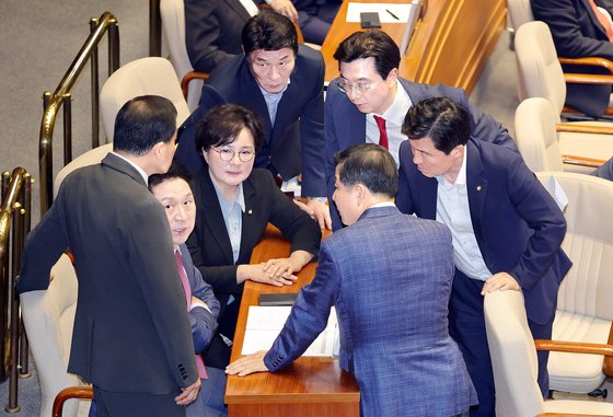Opposition leader proposes meeting with Yoon amid growing party feud