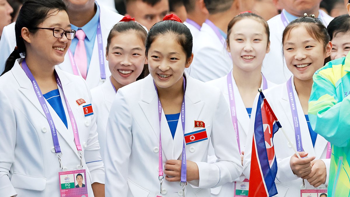  북한 선수단이 22일 중국 항저우시 아시안게임 선수촌 국기광장에서 열린 공식 입촌식에 참석하고 있다. 연합뉴스