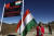 인도와 중국 영토 분쟁 지역 아루나찰에서 인도 국기를 들고 있는 어린이. AP=연합뉴스