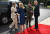21일(현지시간) 미국 워싱턴 백악관을 찾은 볼로디미르 젤렌스키 우크라이나 대통령 부부를 조 바이든 대통령(오른쪽)과 부인 질 바이든 여사가 맞이하고 있다. AFP=연합뉴스