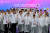 “태극기를 흔들며.” 21일 중국 항저우 선수촌에 입촌한 최윤 아시안게임 선수단장(앞줄 왼쪽 둘째)과 30여 명의 선수들. 장진영 기자