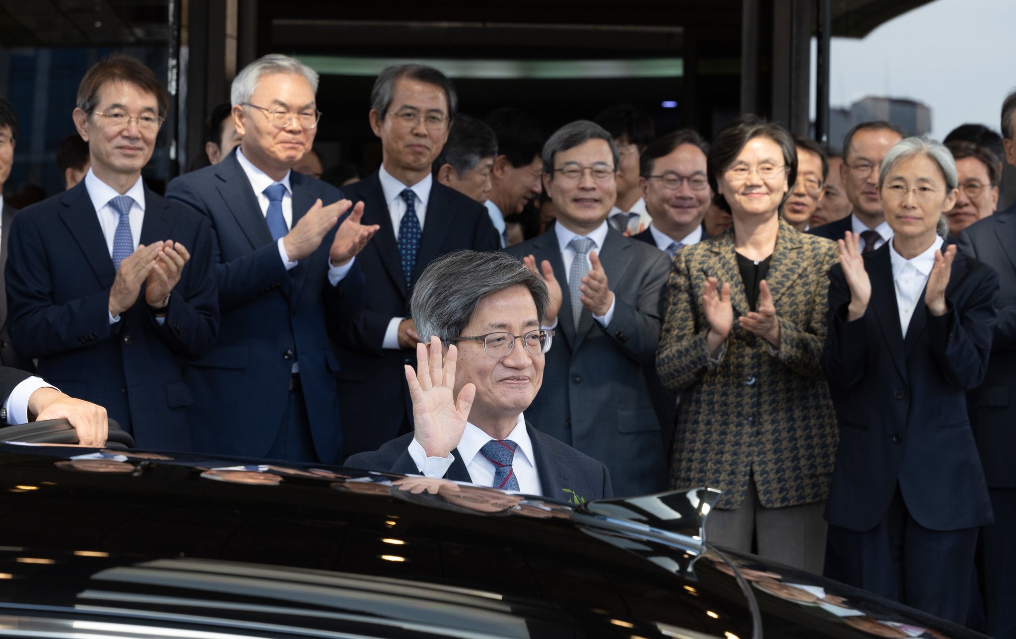 김명수 대법원장이 22일 오전 서울 서초구 대법원에서 열린 퇴임식을 마친 후 손을 흔들며 인사하고 있다. 뉴스1