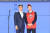 현대모비스 조동현 감독(왼쪽)이 21일 2023 KBL 신인선수 드래프트에서 1라운드 2순위로 지명한 고려대 박무빈과 기념사진을 찍고 있다. 연합뉴스