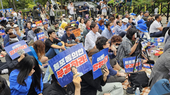 "수박 솎아내" 체포안 가결에 개딸 울분…전철역 셔터도 휘었다