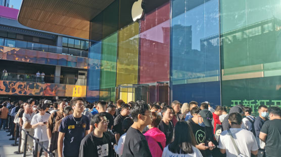 '아이폰 금지령' 비웃듯…출시 첫날, 中애플 매장 수천명 몰렸다