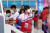 북한 선수단이 21일 오전 중국 항저우 아시안게임 선수촌에서 검색대를 통과하고 있다. 항저우=장진영 기자 