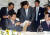 노무현 대통령(左)이 2004년 5월 20일 청와대에서 마련된 열린우리당 전·현직 지도부 초청 만찬에서 입당원서에 서명한 뒤 신기남 의장에게 입당원서를 건네고 있다. 중앙포토