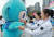 지난 21일 중국 항저우시 아시안게임 선수촌 국기광장에서 열린 입촌식을 마친 뒤 대회 마스코트 중 하나인 롄롄과 인사하고 있다. 연합뉴스