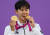 항저우 아시안게임 2관왕에 오른 직후 금메달을 깨물어보는 전웅태. 연합뉴스