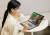 LG디스플레이 모델이 17인치 폴더블 노트북용 OLED로 화상회의를 하고 있다. 사진 LG디스플레이